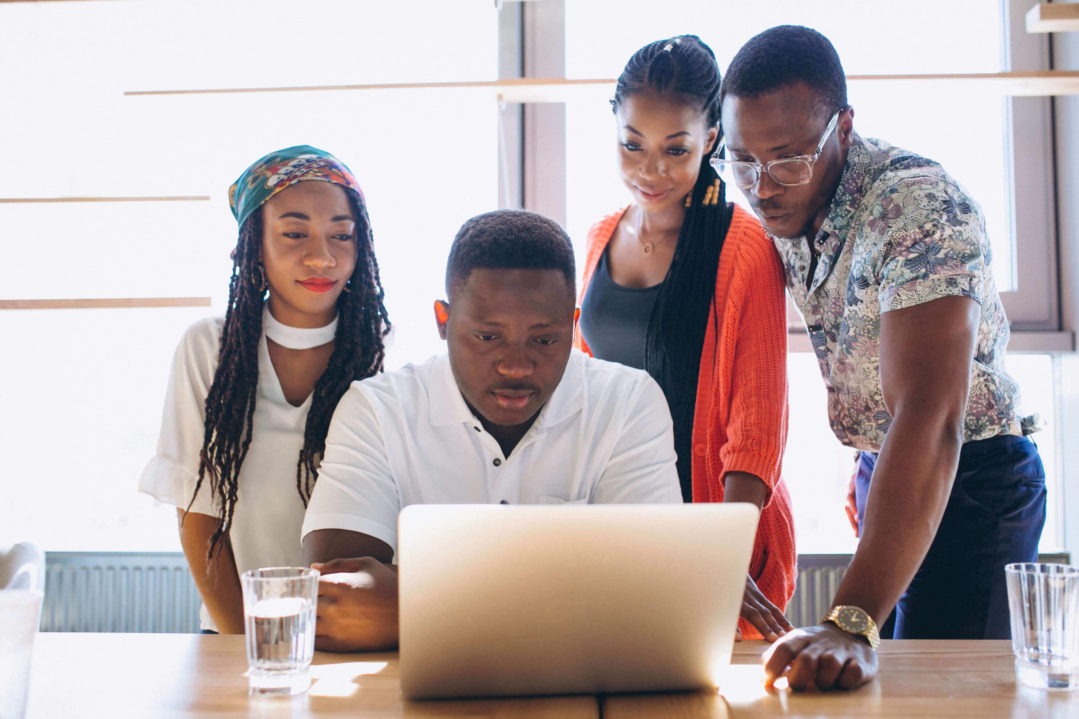 Equipe de travail d'ICAVI SECURE réfléchissant à des solutions innovantes d'identification sécurisée